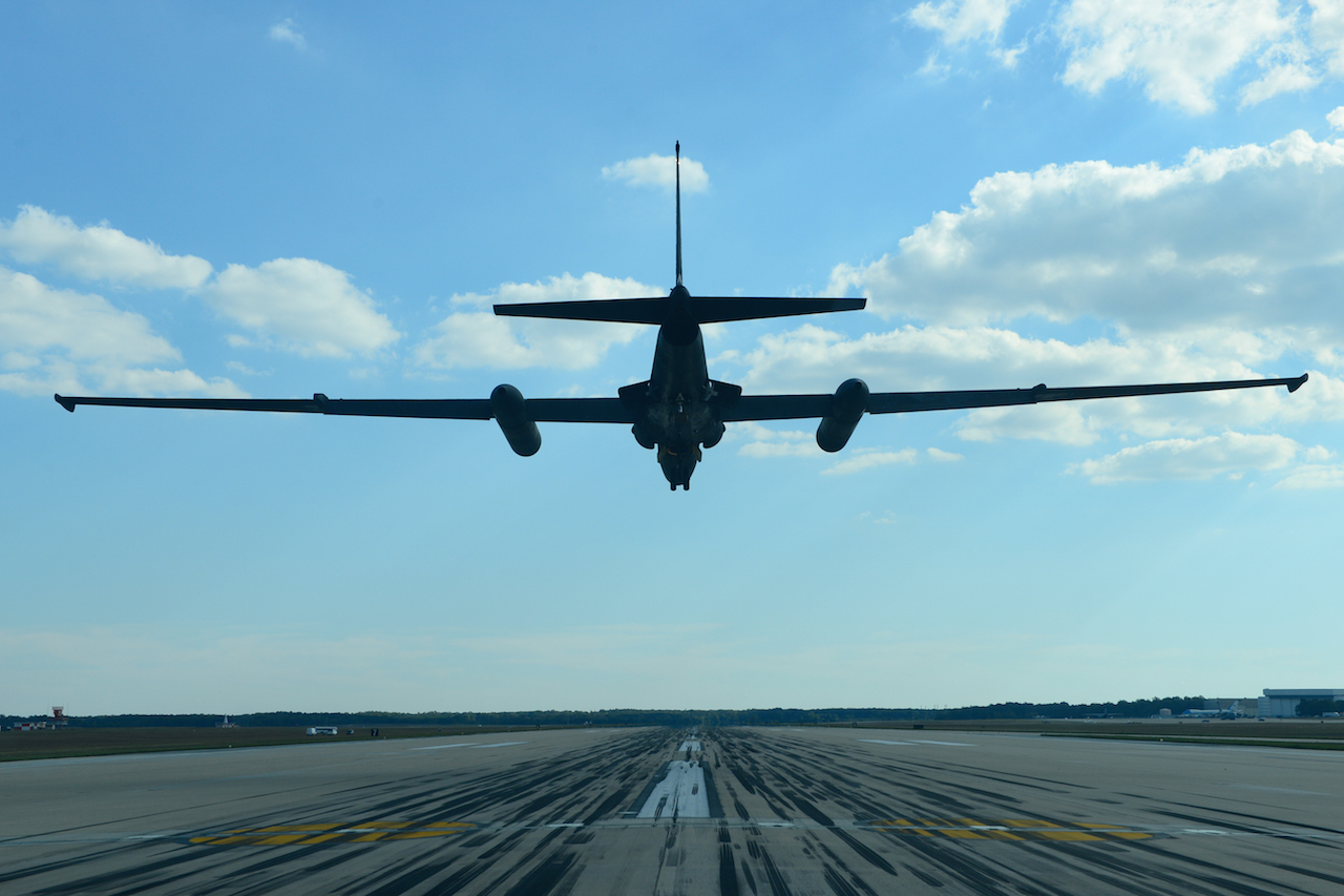 A U-2 Dragon Lady from Beale Air Force Base, California, prepares to land at Joint Base Andrews, Maryland, Sep. 17, 2015. The aircraft was on display during an air show Sep. 19, 2015. This year marks the 60th anniversary of the U-2, one of the oldest operational aircraft in the Department of Defense. (U.S. Air Force photo by Senior Airman Bobby Cummings/Released)