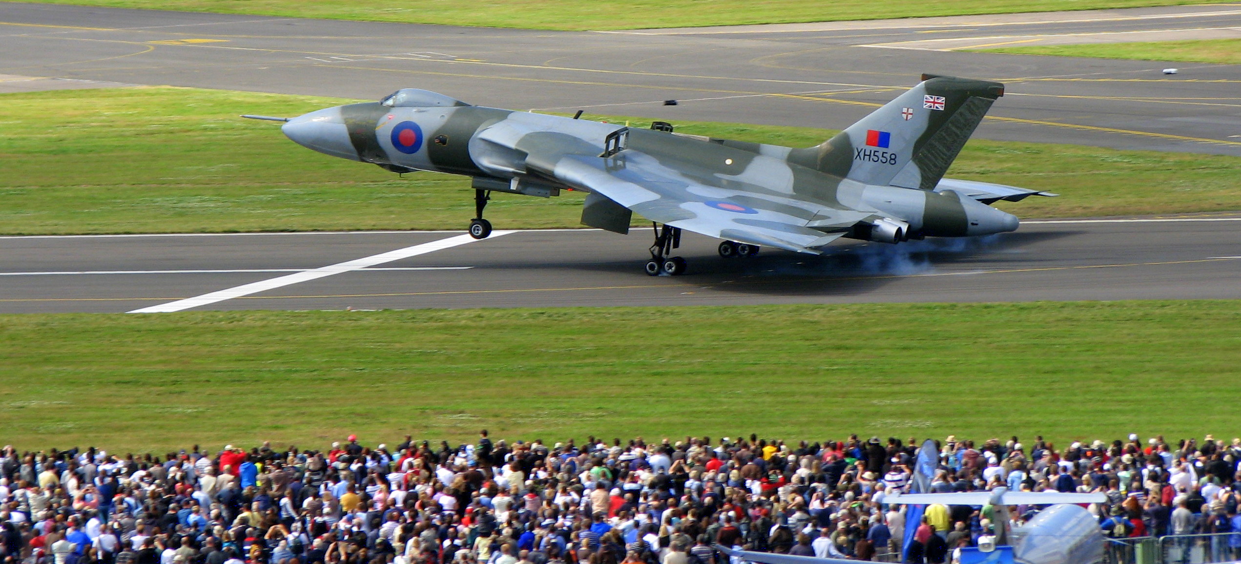 Last flying Vulcan in the world wows crowd at air show. (Image Credit: GregdeTours)