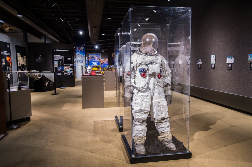 Apollo exhibit brings artifacts from the moon_9