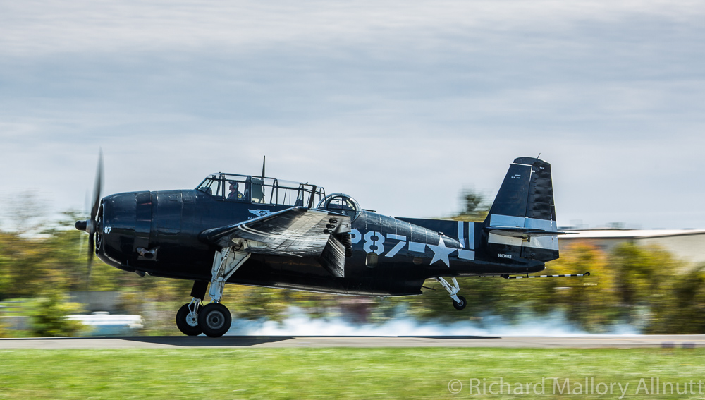 The Avenger touches down after her performance. (photo by Richard Mallory Allnutt)