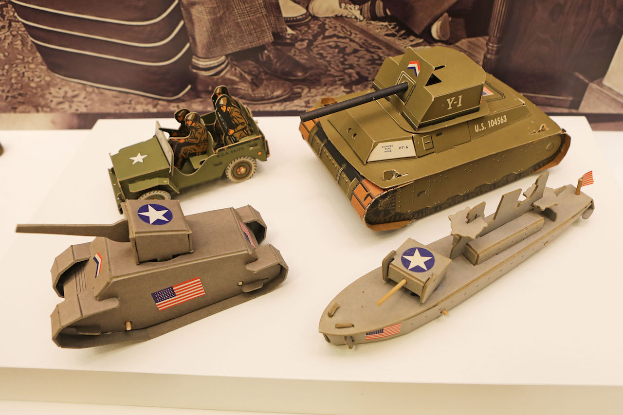 Paper Toys The paper toy arsenal was not complete with airplanes alone. Tanks, destroyers, and torpedo boats were also commonly seen, as were models of the ubiquitous Jeep.
