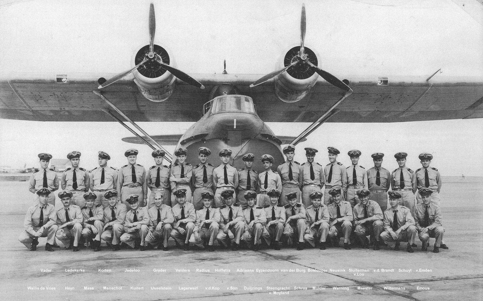 Alraedy before WW II reached the Netherlands Indies, Dutch Catalina crews were trained in the USA. Here fresh can be seen in front of a Cat at NAS Corpus Christi.