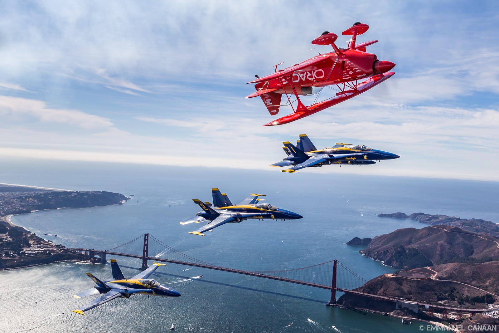 As if passing over the Golden Gate Bridge in formation was not enough, Sean D. Tucker repeats the maneuver, only this time in an inverted attitude! (photo bay Emmanuel Canaan)