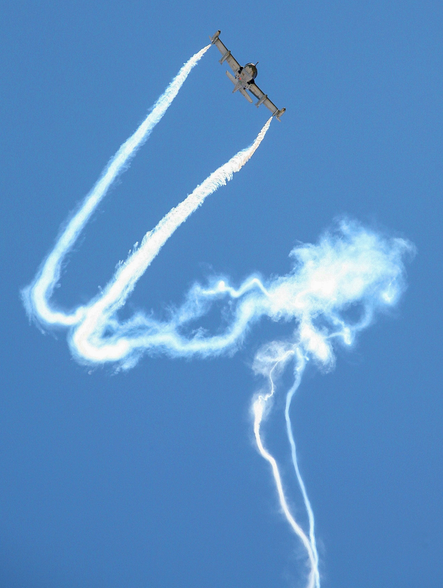 The A-37 Dragonfly leaving some impressive smoke trails in the sky. (photo by Phil Buckley)