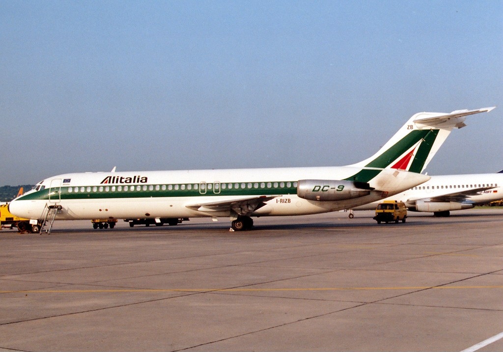 McDonnell_Douglas_DC-9-32,_Alitalia_AN0193917