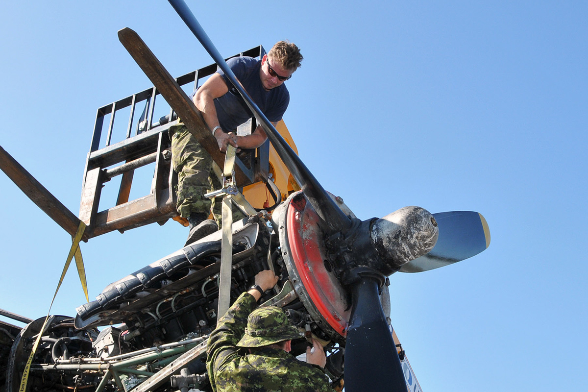 RCAF technicians prepare an engine to be lifted from KB882. (Photo by Warrant Officer Fran Gaudet DND)