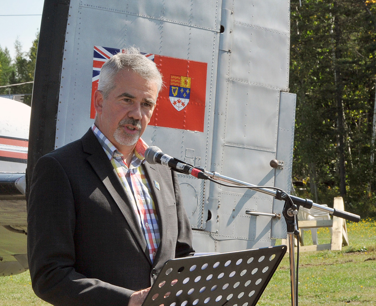 Cyrille Simard, mayor of the city of Edmundston, speaks to the audience during the transfer of KB882’s ownership from the city to the National Air Force Museum of Canada. (Photo by Warrant Officer Fran Gaudet DND)